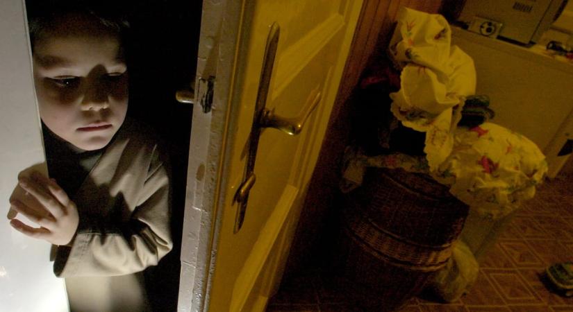 Karddal támadt a feleségére, amit kislányuk is végignézett