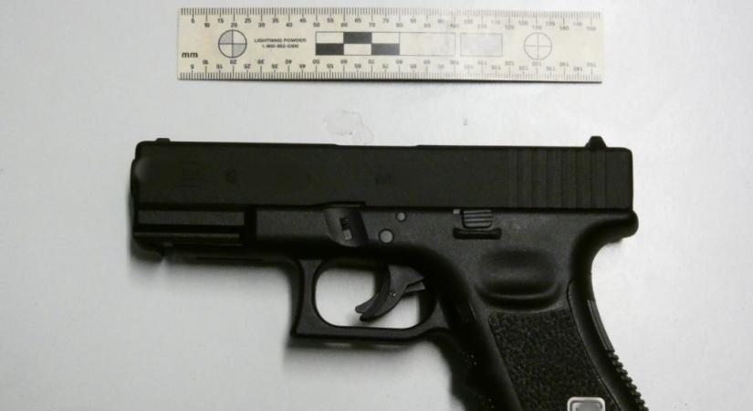 Airsoft fegyverrel lövöldözött egy húszéves férfi az apja kocsijából Hatvanban