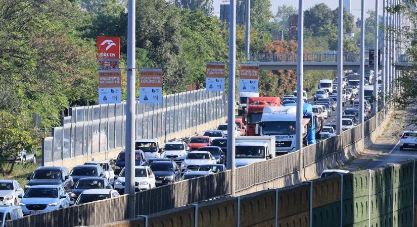 Teljes útzár az autópályán: két autó karambolozott egy kamionnal az M5-ösön