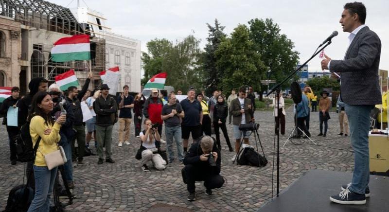Sulyok Tamás lemondásáért tüntetett Vona Gábor pártja