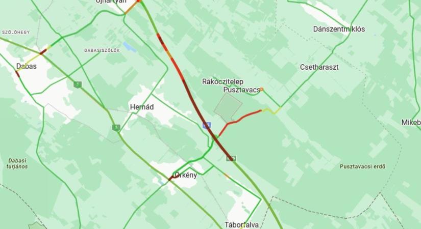 Baleset bénítja az M5-öst: közel 10 kilométeres a torlódás