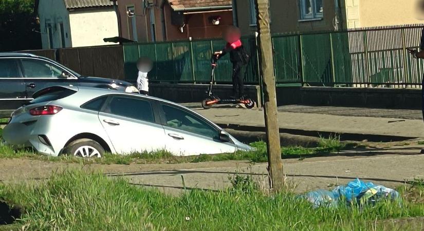 Baleset történt a 49-es főúton, az egyik autó az árokba borult – tűzoltók a helyszínen!