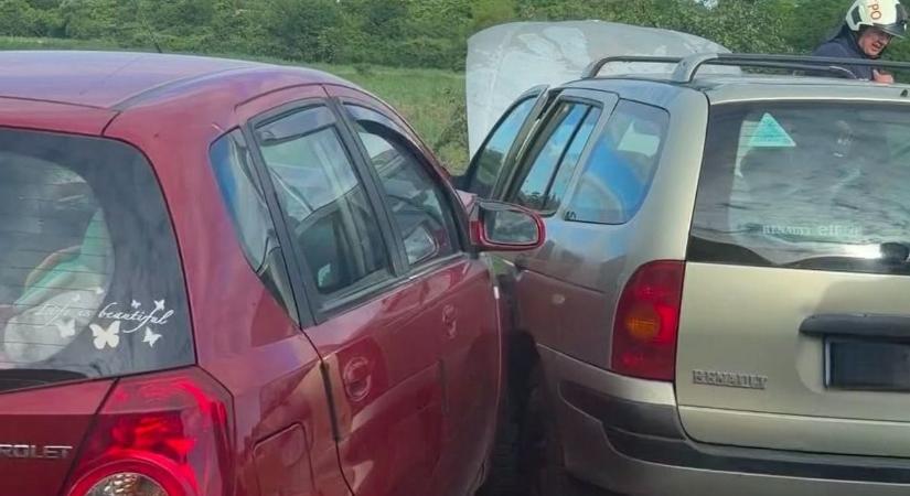Frontális karambol: Figyelem, hatalmas csattanás a Pennynél! (videó)