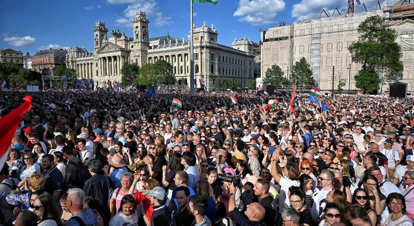 Tóta W. Árpád: Szép vagy, liberális Magyarország!