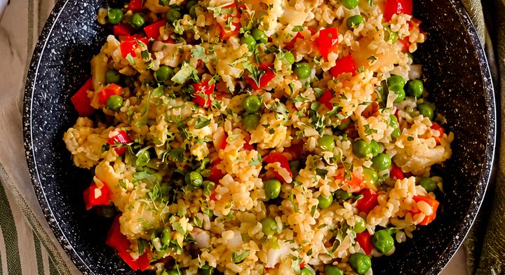 Tojásos bulgur színes zöldségekkel: rostban gazdag köret egyszerűen