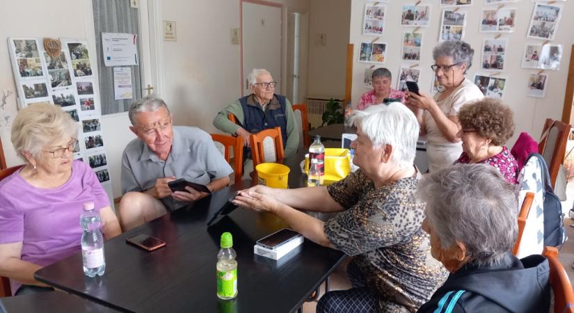 Az okostelefon használatával ismerkedtek az idősek Földesen