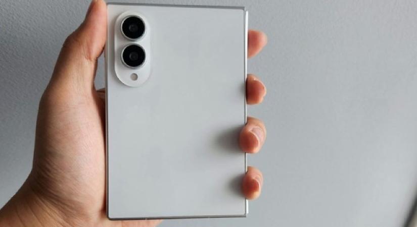 Egymás mellett pózol a Samsung Galaxy Z Fold 8 és a Z Fold 8 Ultra