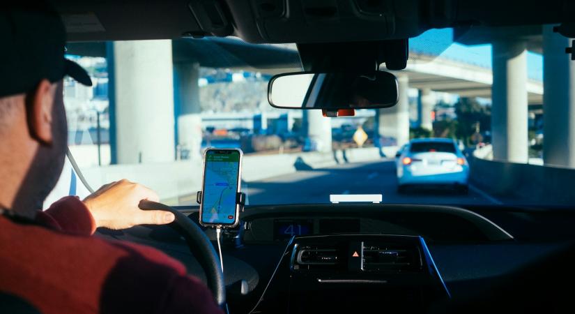 Mostantól legálisan felveheted a beszélgetést az Uber sofőröddel