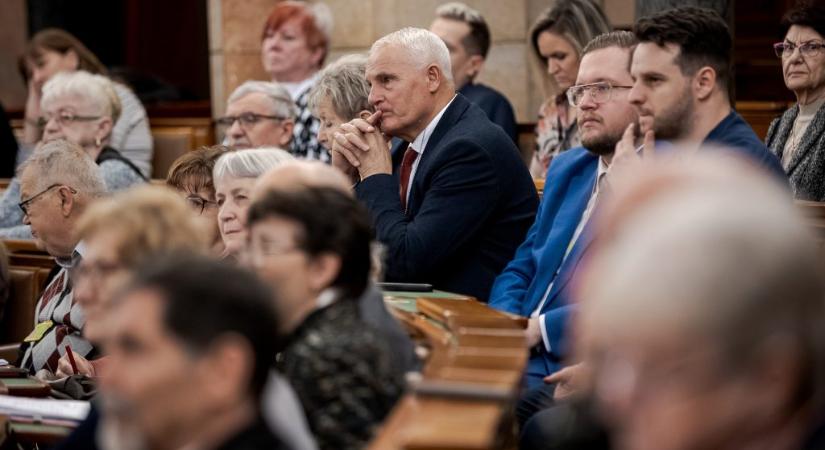 Nagy a baj a 14. havi nyugdíjjal is az Európai Bizottság friss jelentése szerint