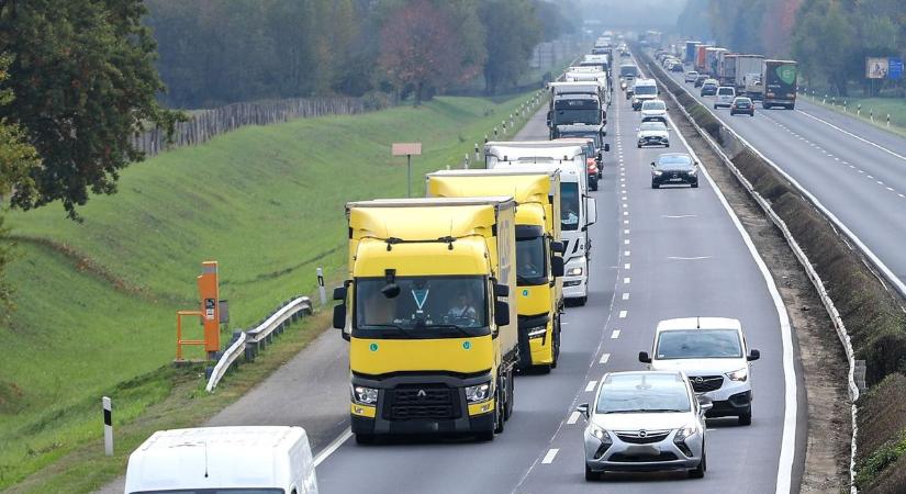 Erős a forgalom, nagy a torlódás az M1-es autópályán
