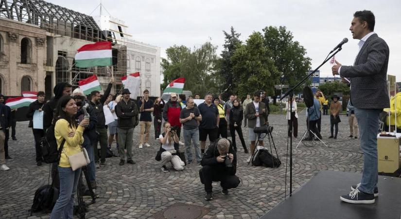 Az államfő lemondásáért tüntetett Vona Gábor pártja: Sulyok Tamás lelkének ajtaján Orbán Viktor dörömböl