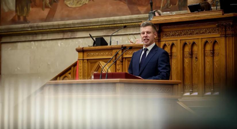 Magyar Péter a parlamentben akarja végleg megroppantani a Fideszt