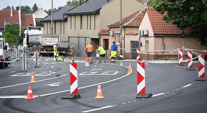Lezárják a keresztirányú forgalmat az egyik csomópontban - folytatódnak az útfelújítások Egerben