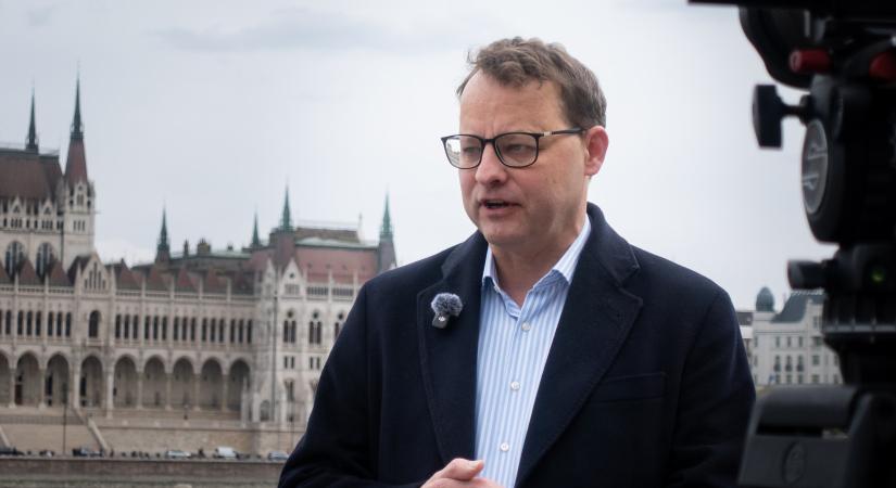 Nemcsak lakással, fizetéssel is támogatta az Orbán-kormány a korrupcióval vádolt lengyel politikust