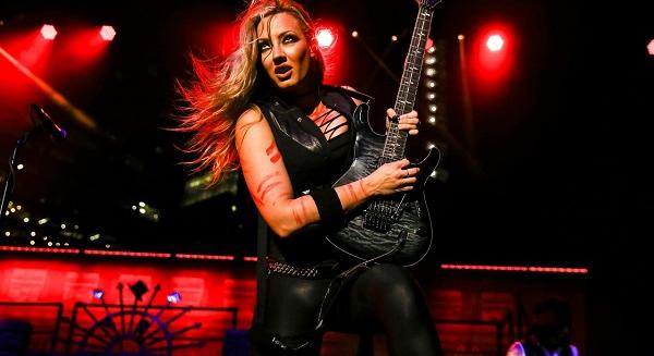 Megszületett Nita Strauss kisfia (fotók)