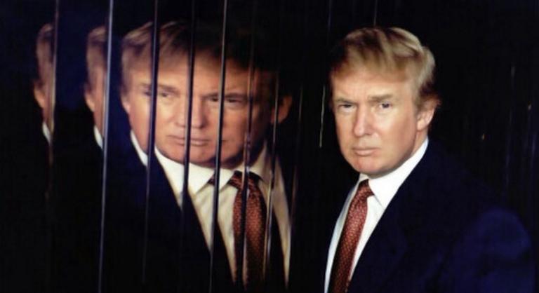 Donald Trump James Bondként pózolt, és kikiáltotta magát a világ legnagyobb attrakciójának