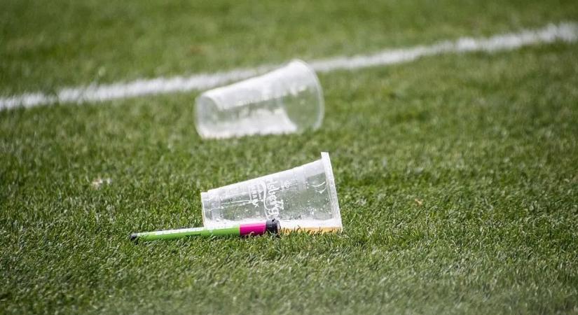 Vb 2026: a FIFA kitiltotta a műanyag palackokat a stadionokból