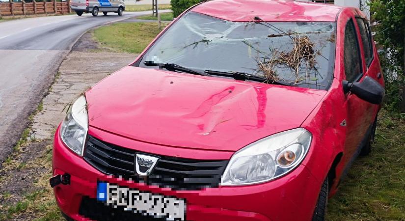 A tetejére borulva állt meg az árokba sodródott autó, a sofőr kórházba került  fotók