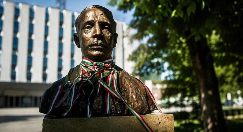Eltávolíttatják Nyírő Jőzsef és Wass Albert köztéri emlékjeleit Erdélyben?
