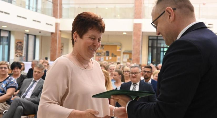 Akiknek generációk köszönhetnek sokat: elismerték a szolnoki tanárok munkáját – galériával