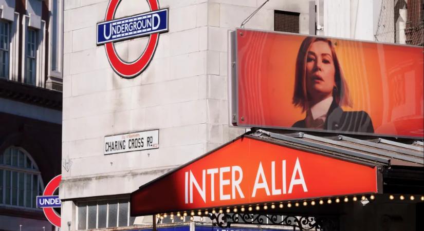Rosamund Pike kiakadt egy telefonozó néző miatt a West Enden
