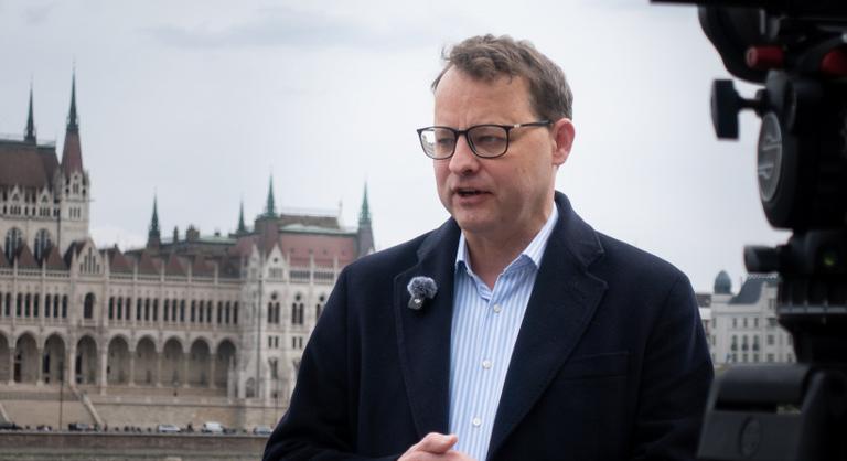 Több millió forintot keresett Magyarországon a körözött lengyel politikus, Marcin Romanowski