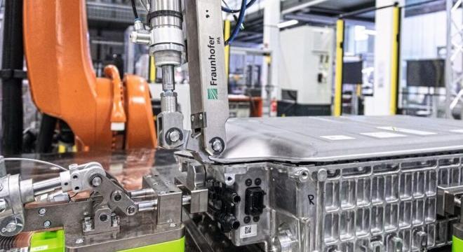 Robot bontja az elhasználódott akkumulátorcellákat