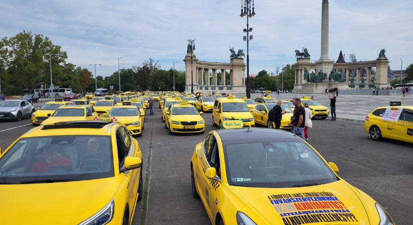 A taxisok az utasok jogaira hivatkozva tiltakoznak az ő ellenőrzésüket szolgáló BKK-s adatgyűjtő alkalmazás ellen