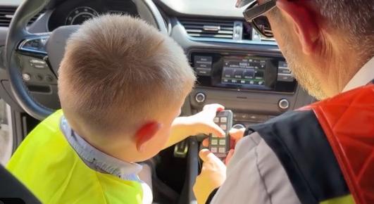 Rendőrök lepték meg a baranyai kisfiút születésnapján – videó