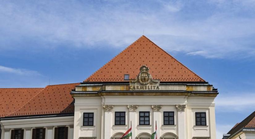 Bizarr baleset történt a Karmelitánál: az ellenzék a kordonok visszaállítását követeli