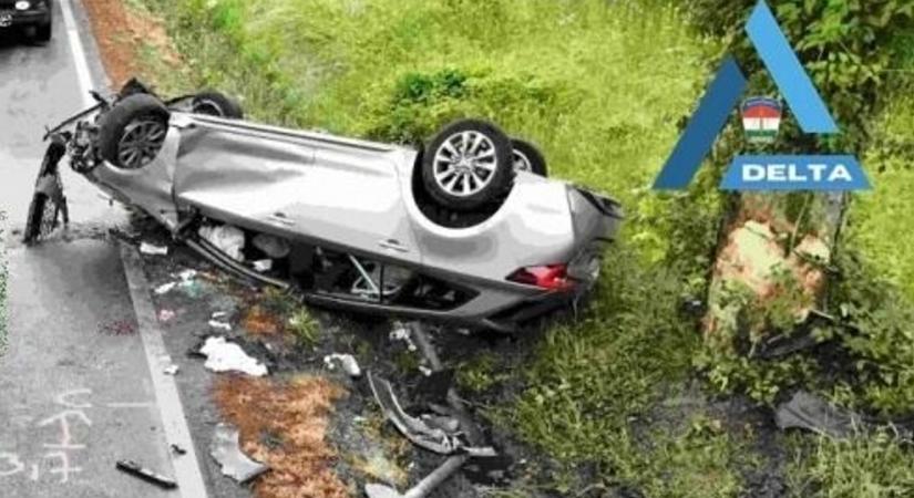 Bedrogozva csapódott fának, majd fejtetőre borult autójával egy vasi sofőr Sopronnál - fotók