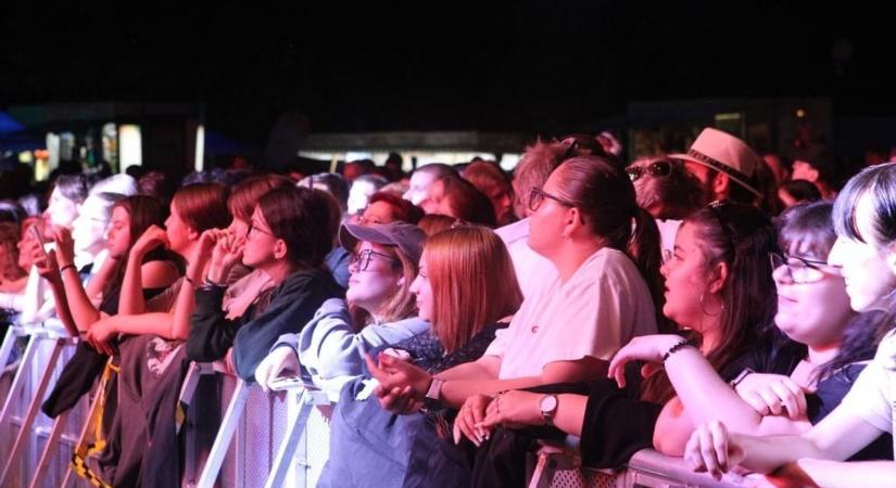 A hazai rockzene ikonikus alakja ingyenes koncerttel várja a zenerajongókat
