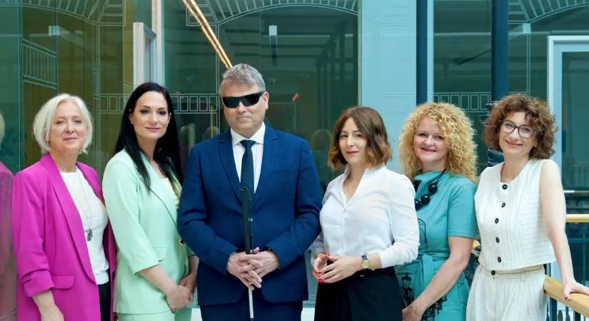 Digitalizáció, idősellátás, gyermekszegénység – ezekre költi az uniós pénzt a szociális tárca