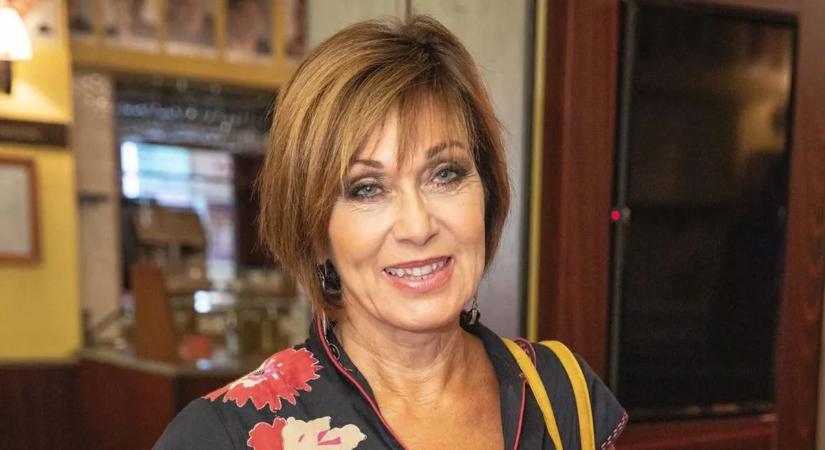 Pápai Erika fiatalokat megszégyenítő módon mozog a színpadon