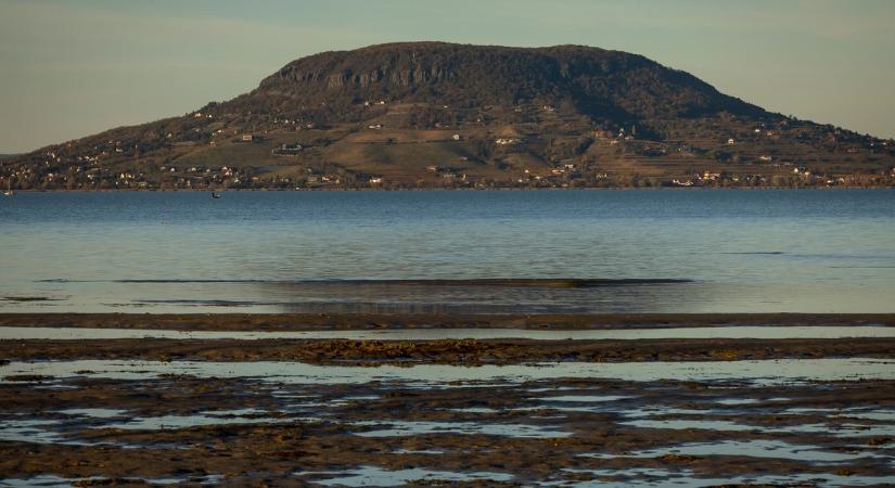 Nagy a baj: megjelent egy sziget a Balatonban – fotó