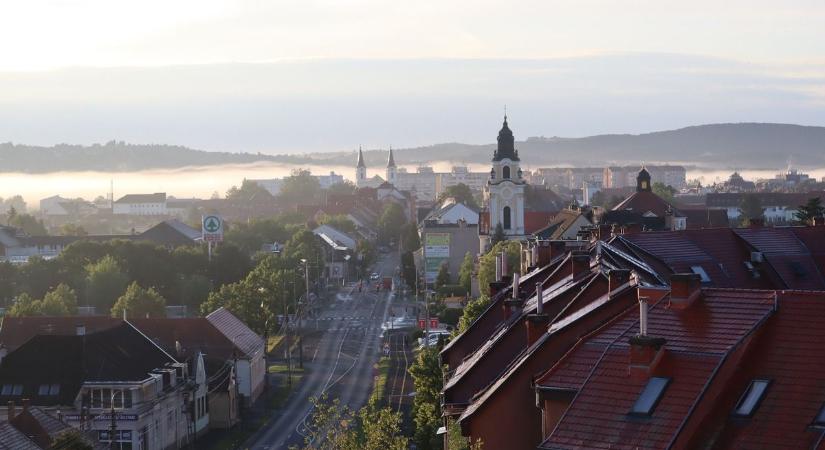 Ilyet még nem láttál – nézd, milyen lenyűgöző, tejfehér időjárási jelenség ébresztette a zalai várost (galéria, videó)