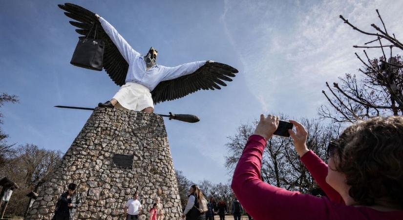Tatabánya jelképe is beszállt a Szoboszlai divatlázba, erre senki nem volt felkészülve