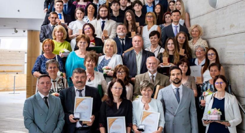 59 pedagógust és szakembert, valamint 102 diákot díjaztak Debrecenben