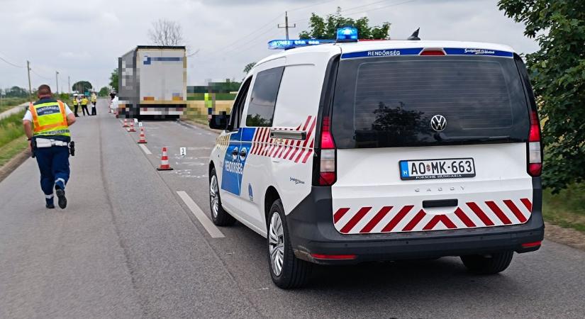 Frontálisan összeütközött egy kamionnal egy autó, a sofőr azonnal szörnyethalt  fotók