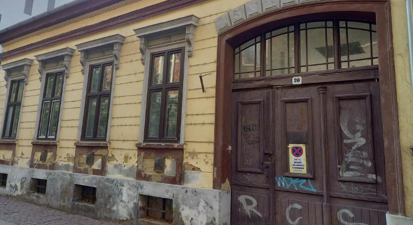 Diákok újították fel a több mint százéves, megrongált kaput a Simonffy utcán – videóval