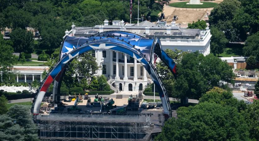 Trump szerint annyira szép a Fehér Ház elé felhúzott UFC-aréna, hogy akár örökre ott hagyja