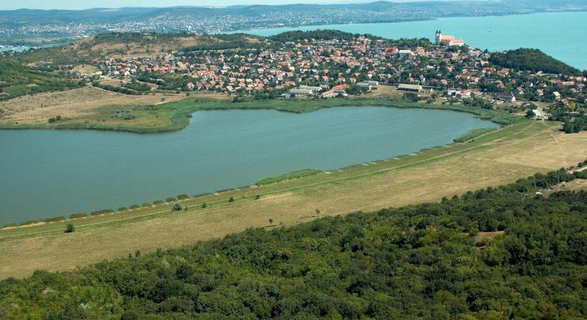 Az oszló haltetemeket már eltakarították, de még mindig nem lehet a partra menni Tihanyban