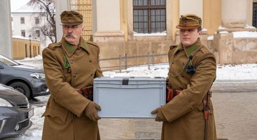 Meddig őrzi még súlyos titkát a huszárláda? (galéria)