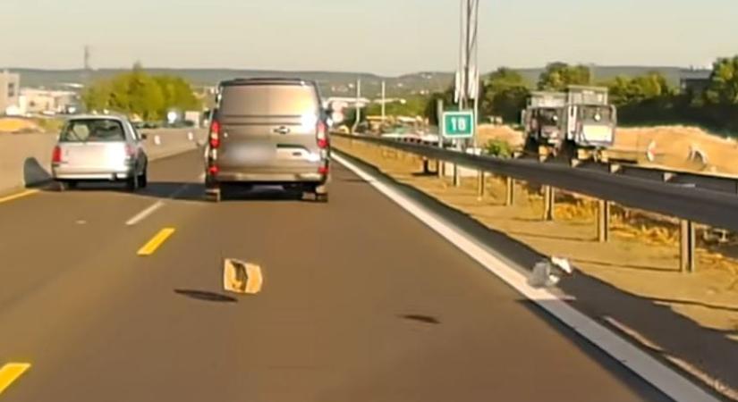 Még egy kartondoboz is repült egy közúti csatában az M1-esen – videó
