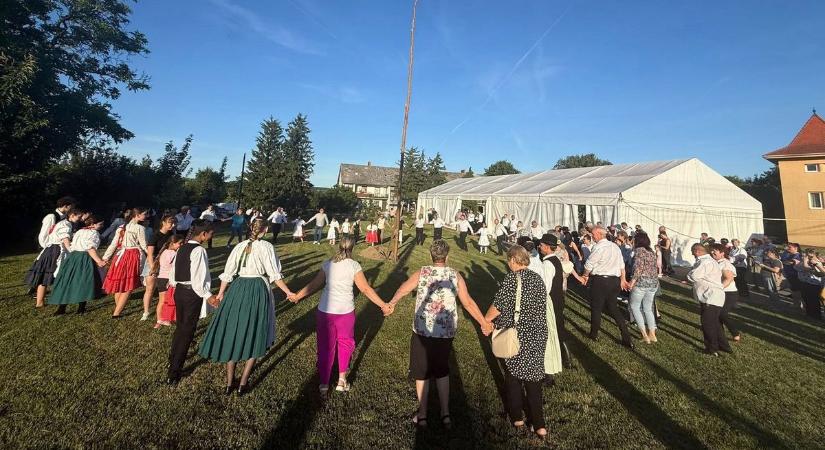 Így is ki lehet táncolni a májusfát – a batyus mulatságon a közönség is kipróbálhatta (galéria)
