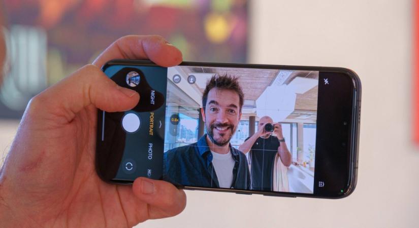 Több telefongyártó is 100 megapixeles, négyzetes szelfikamerával készül