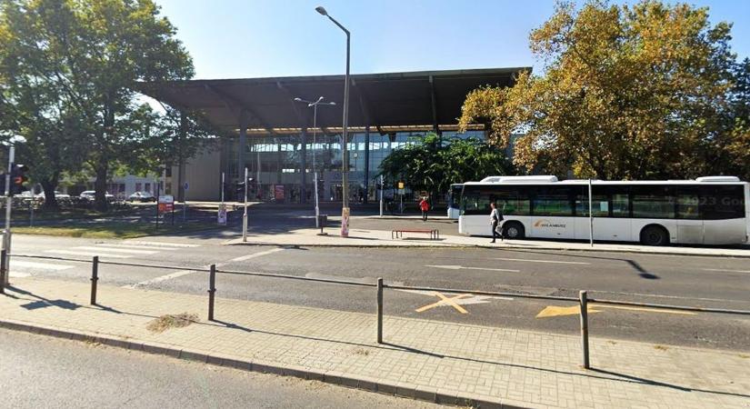 Lángolt a nyíregyházi vasútállomás környéke, az utazóközönség biztonságban van (fotókkal)