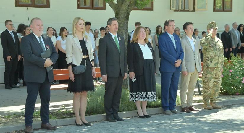 Trianon nem volt, hanem van - Kőszegen az Országzászlónál dr. Kapiller Sarolta volt a szónok a nemzeti összetartozás napján