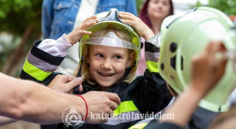 Tűzoltók és rendőrök lepték meg az ovisokat Felsőgallán