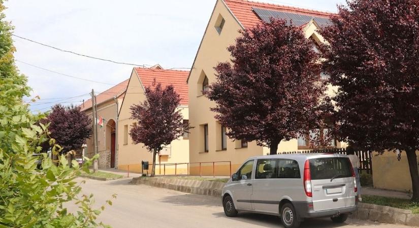 Azonnali figyelmeztetést adtak ki – házalók járják a falut, kiraboltak egy idős embert